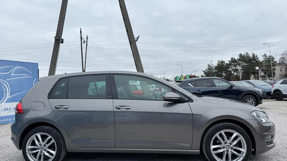 VOLKSWAGEN Golf -