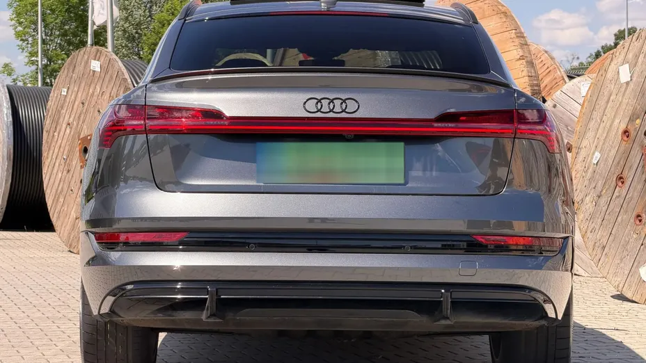 AUDI e-tron -