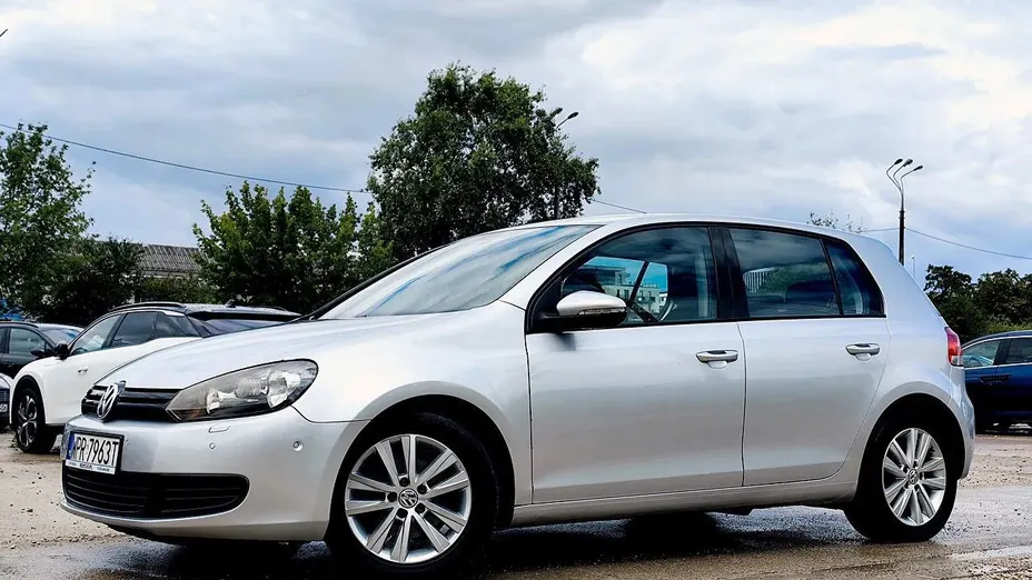 VOLKSWAGEN Golf -