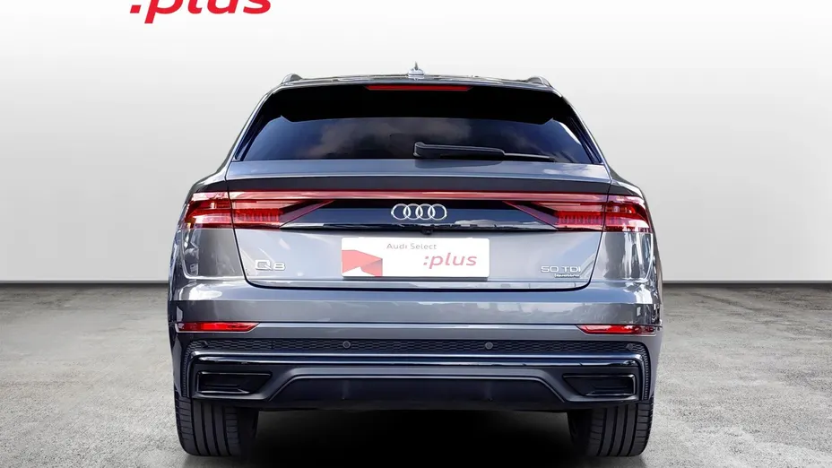 AUDI Q8 -