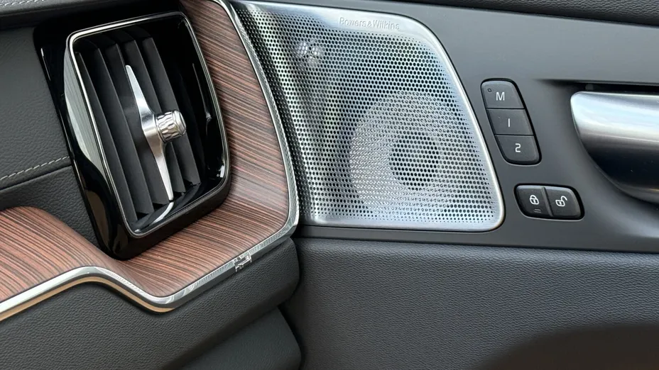 VOLVO XC60 XC60 T6 Plug-In Hybrid AWD Ultra Dark aut