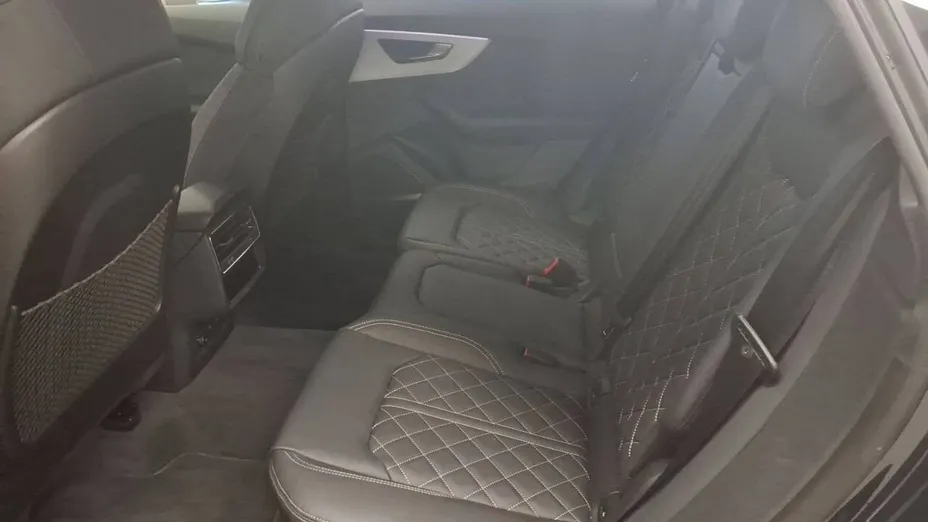 AUDI Q8 -