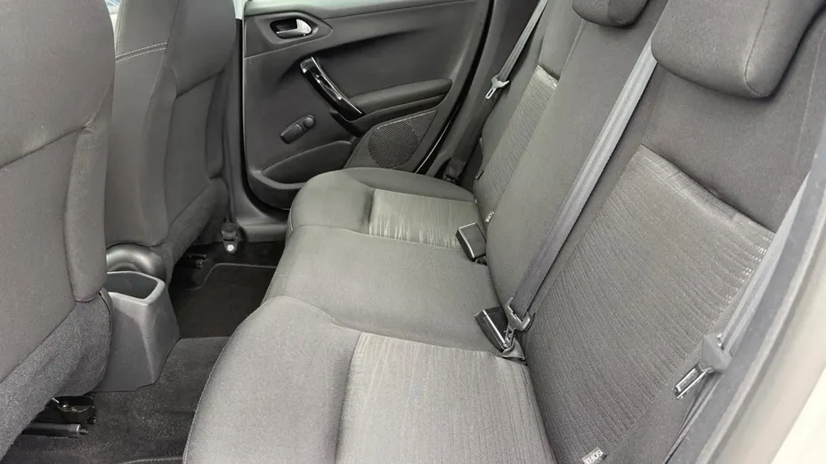 PEUGEOT 208 -
