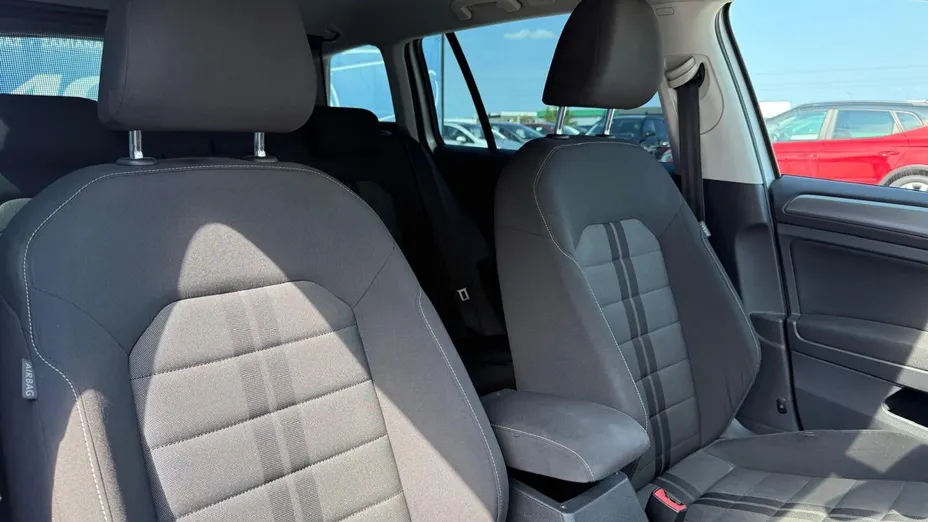 VOLKSWAGEN Golf -