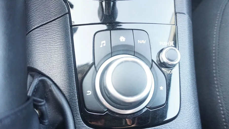MAZDA 3 -