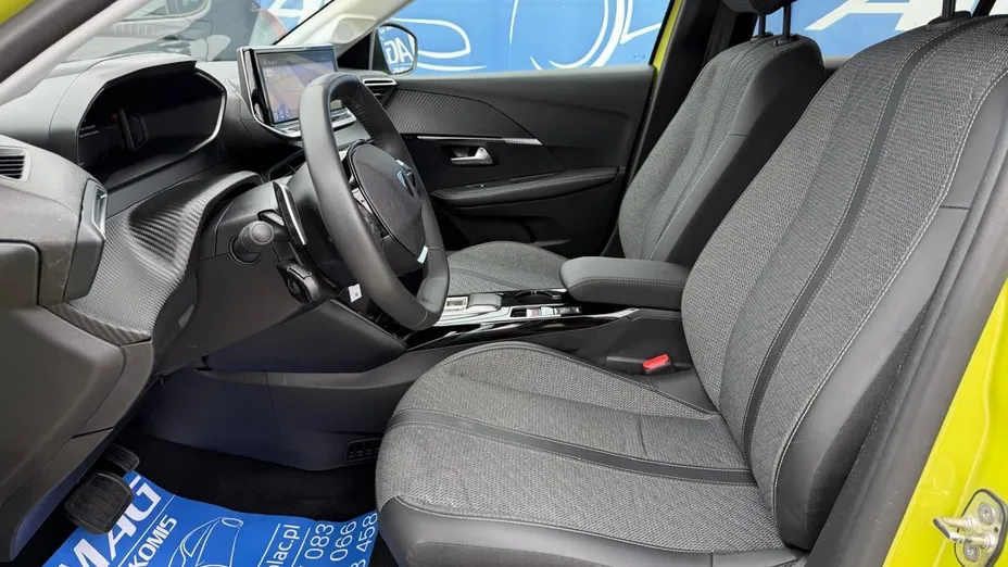 PEUGEOT 208 -
