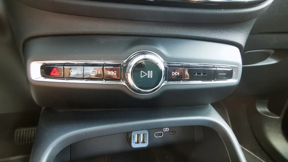 VOLVO XC40 -