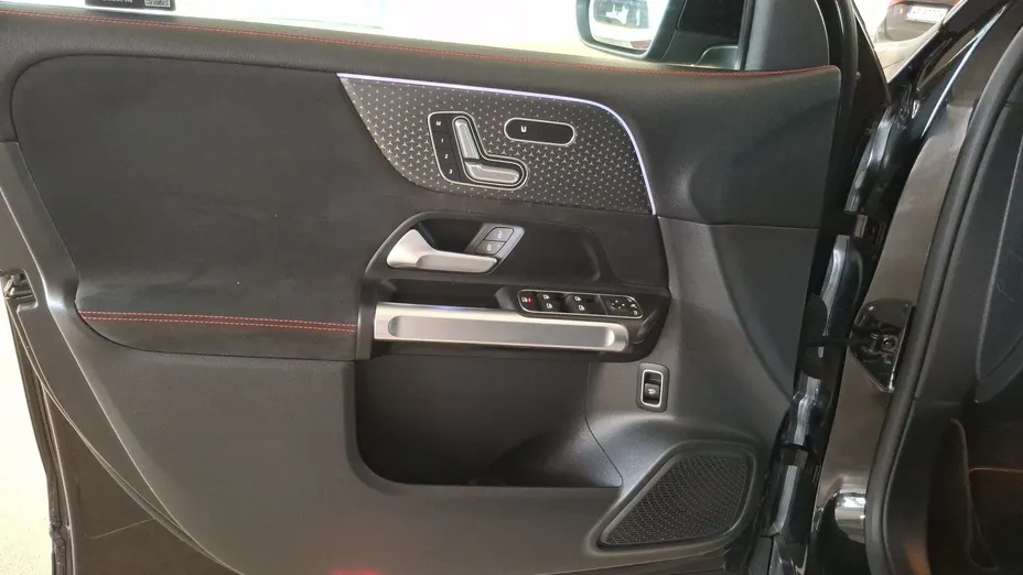 MERCEDES-BENZ GLB GLB 200 mHEV AMG Line 7G-DCT