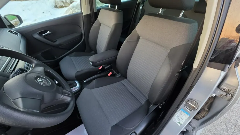 VOLKSWAGEN Polo -