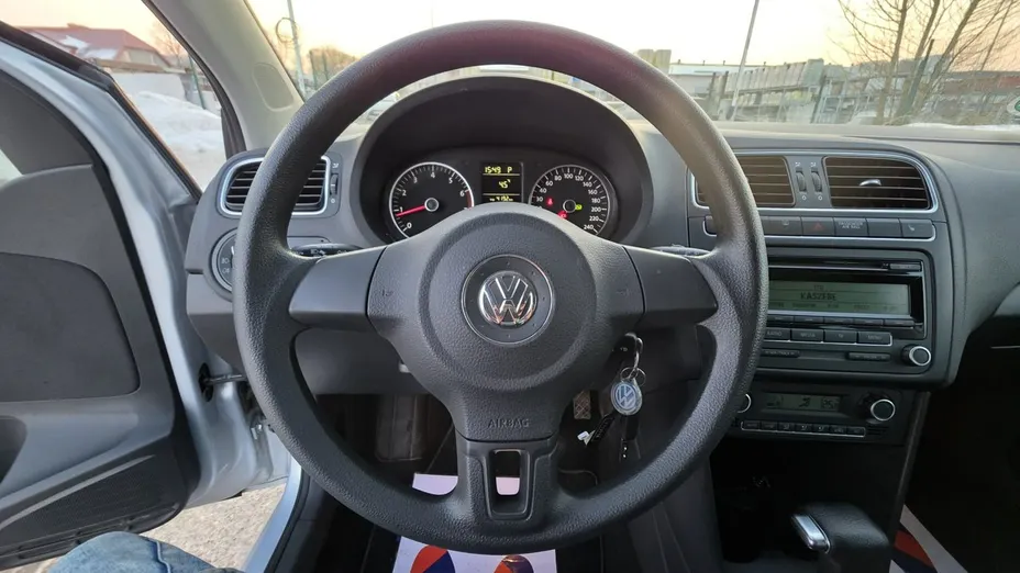 VOLKSWAGEN Polo -