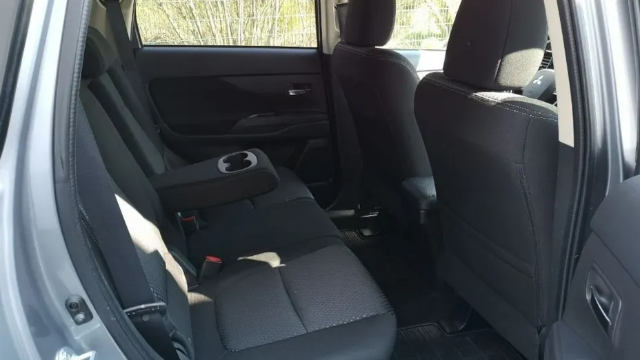 MITSUBISHI Outlander -