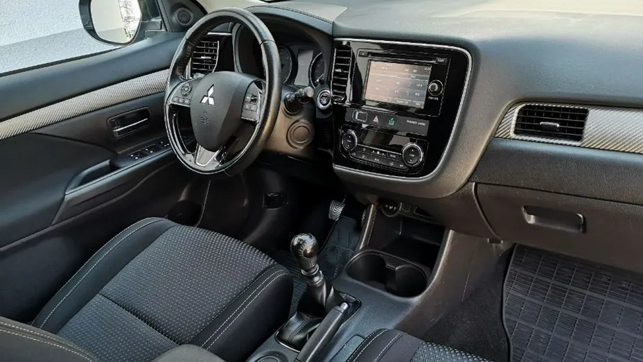 MITSUBISHI Outlander -