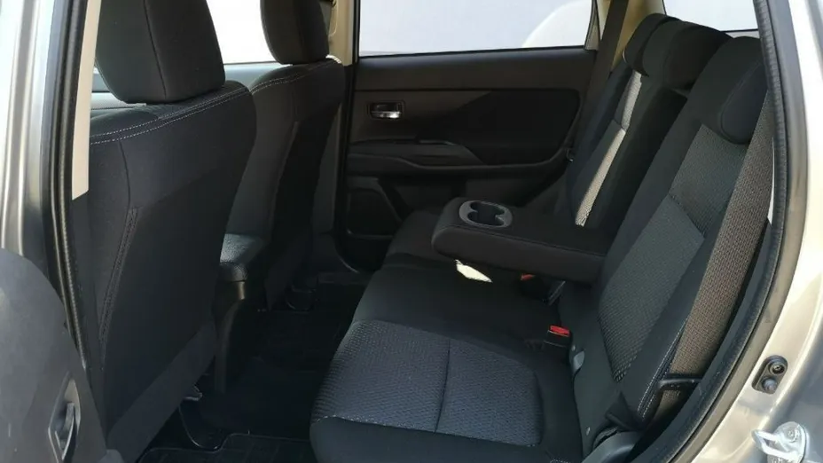 MITSUBISHI Outlander -