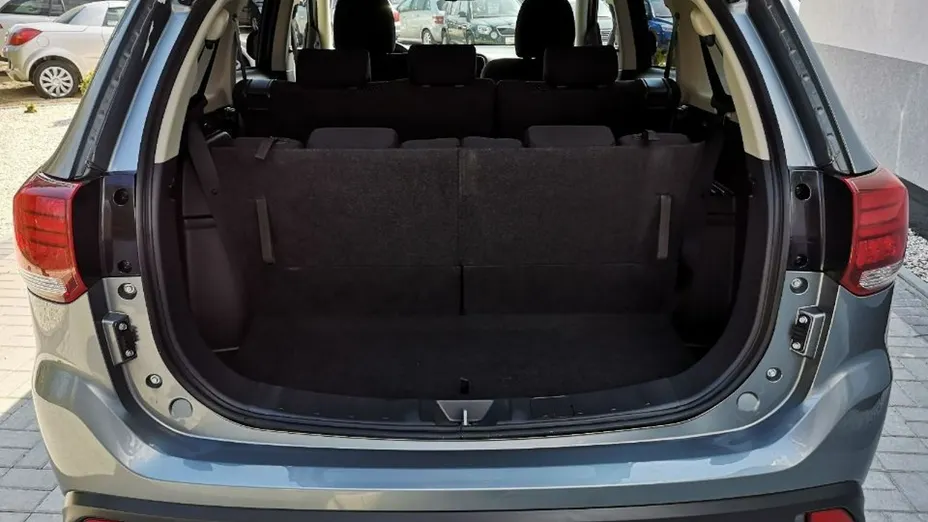 MITSUBISHI Outlander -