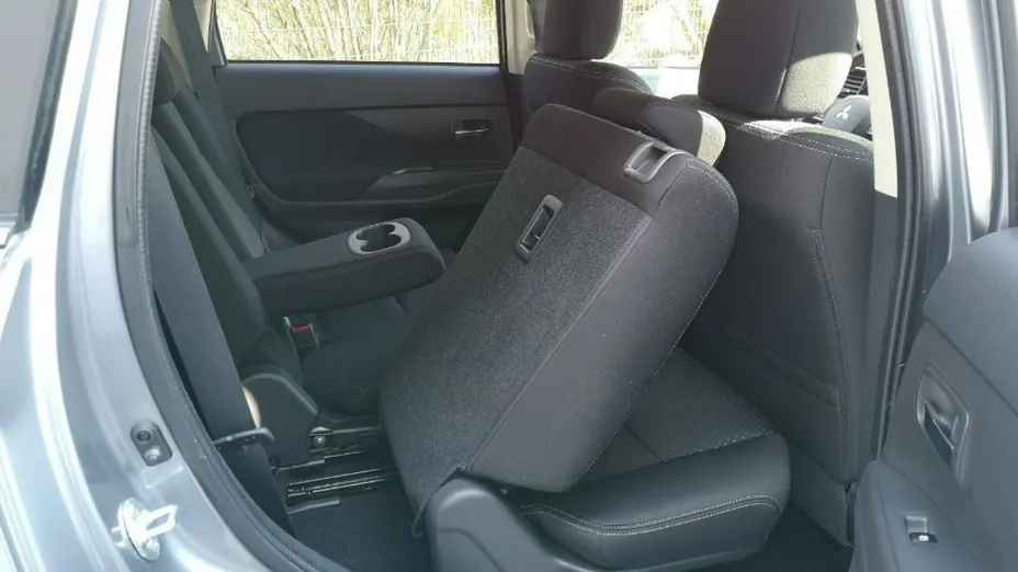 MITSUBISHI Outlander -