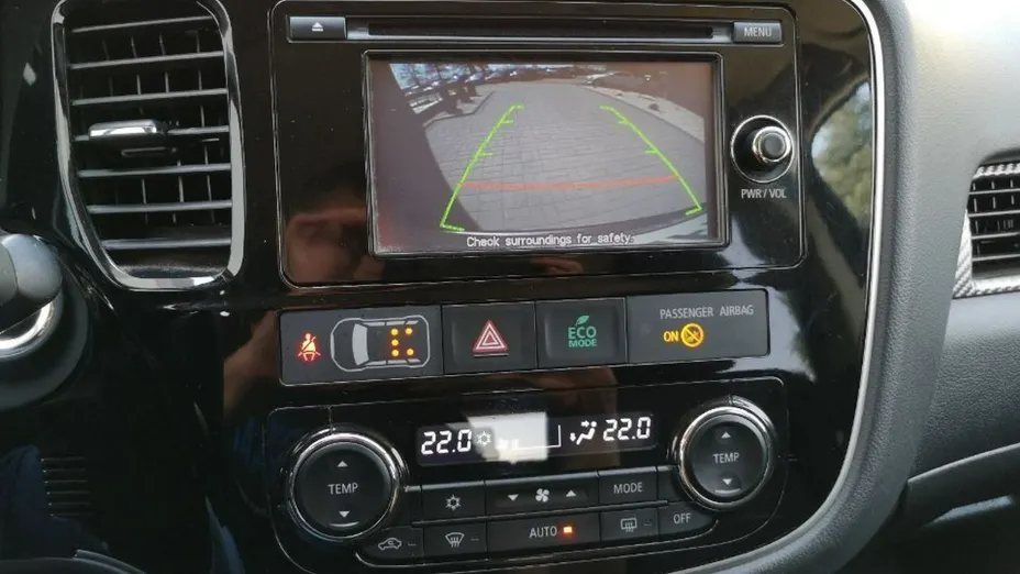 MITSUBISHI Outlander -