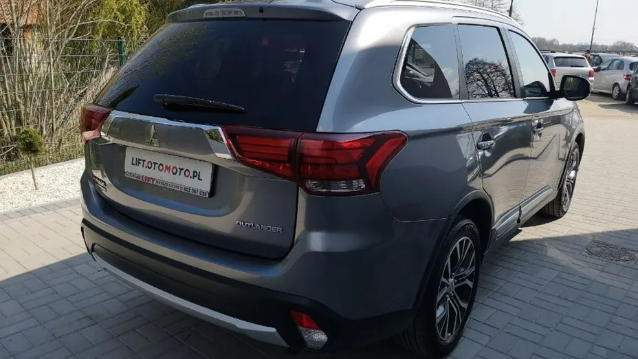 MITSUBISHI Outlander -