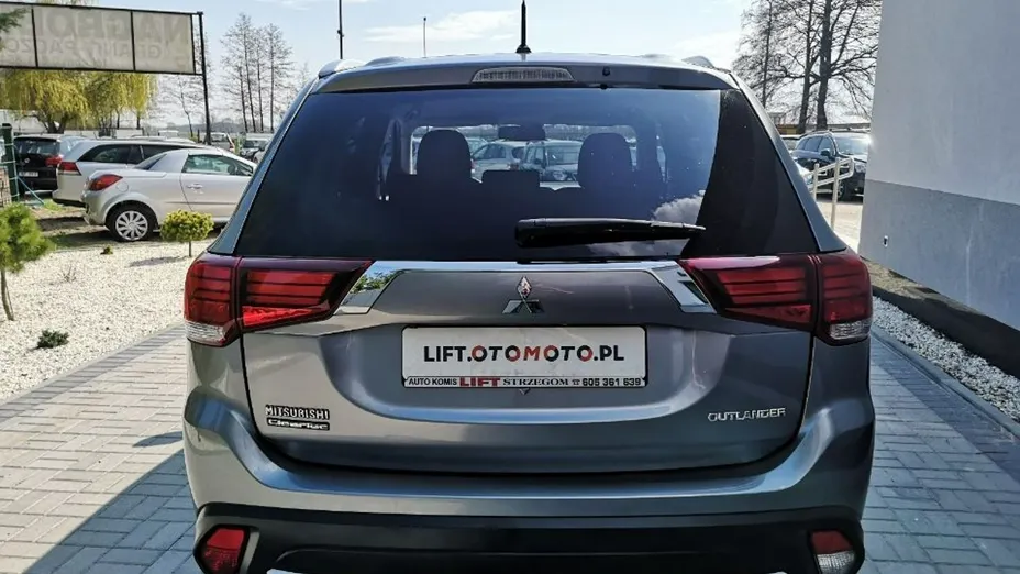 MITSUBISHI Outlander -