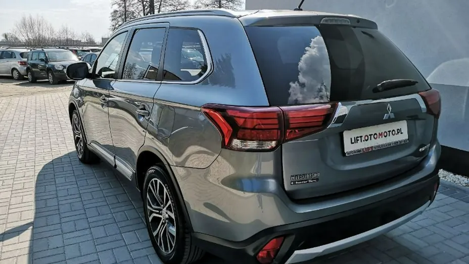 MITSUBISHI Outlander -