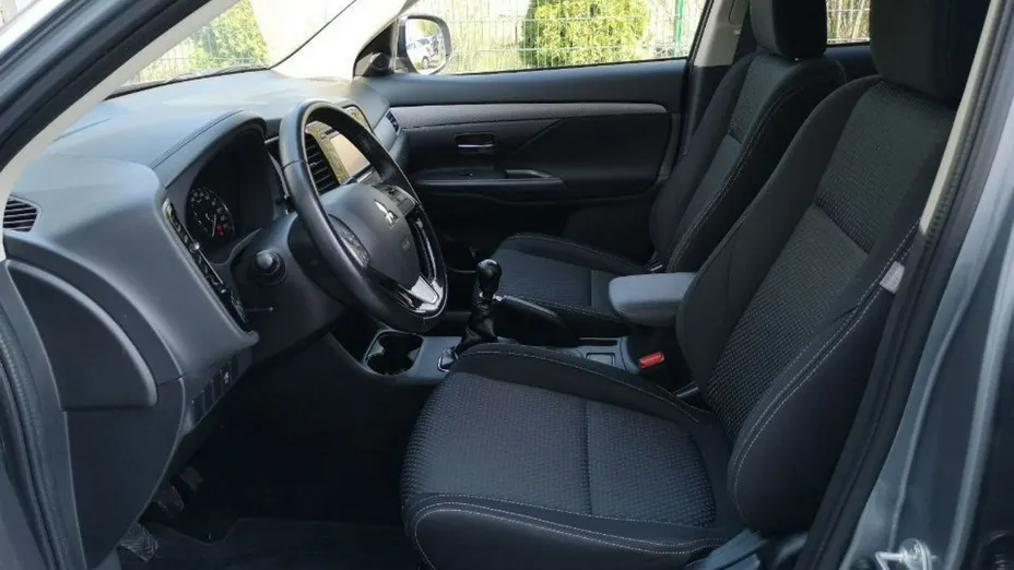 MITSUBISHI Outlander -