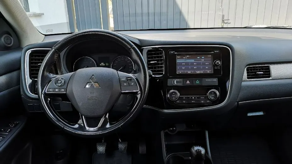 MITSUBISHI Outlander -
