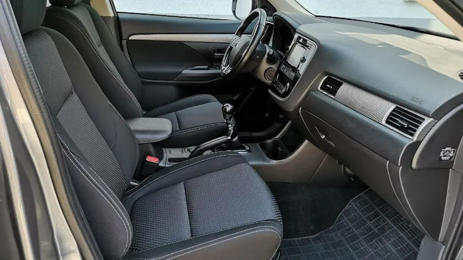 MITSUBISHI Outlander -