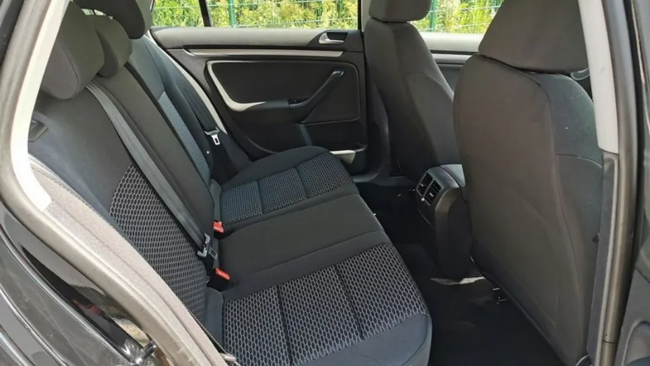 VOLKSWAGEN Golf -