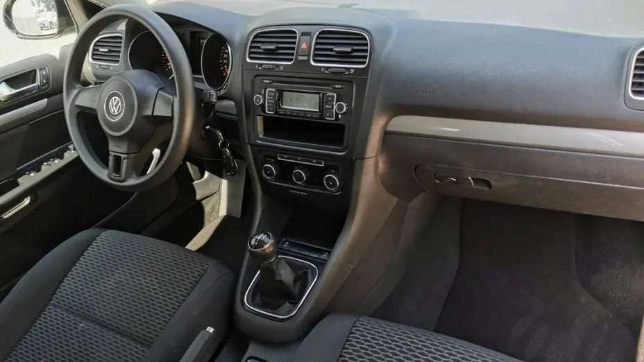 VOLKSWAGEN Golf -