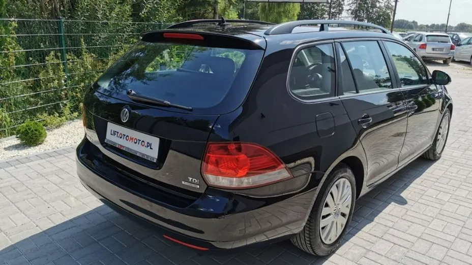VOLKSWAGEN Golf -
