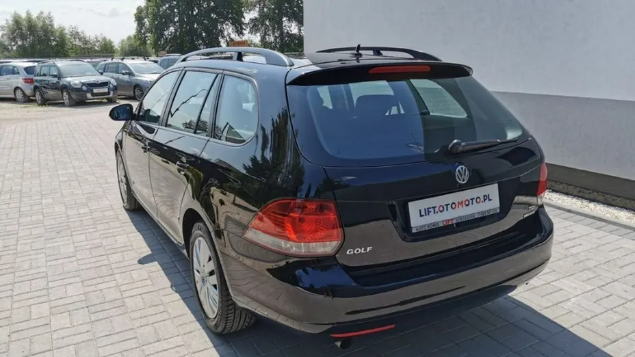 VOLKSWAGEN Golf -