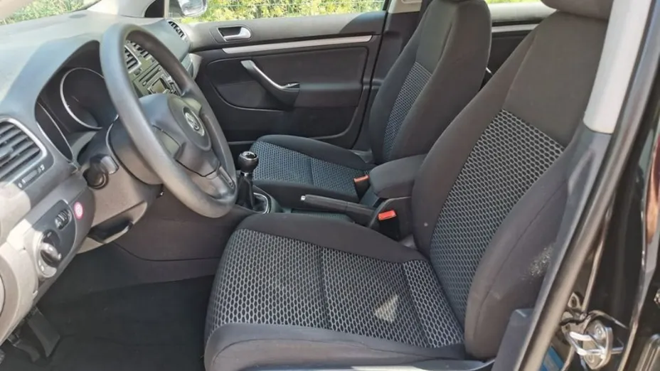 VOLKSWAGEN Golf -