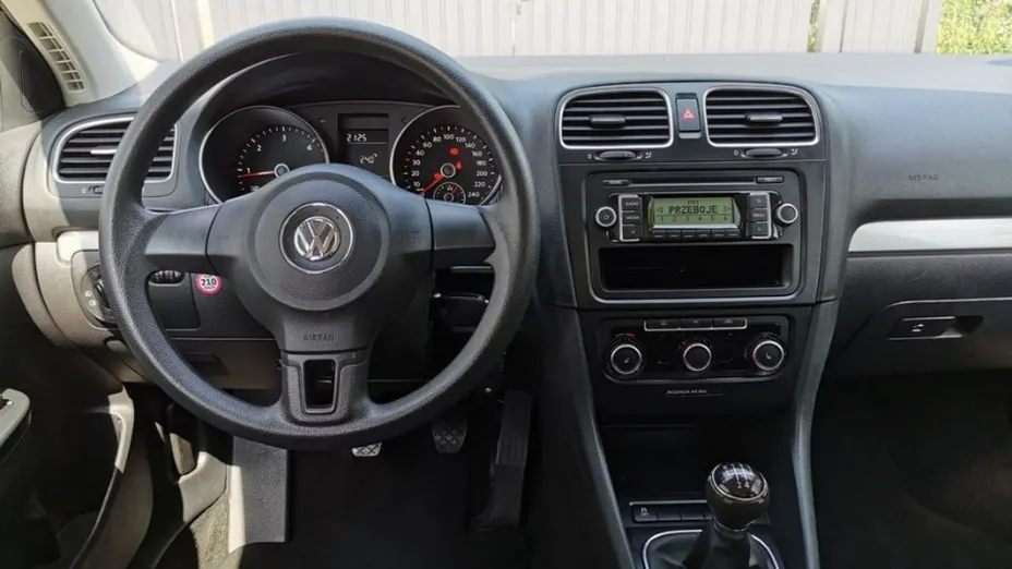 VOLKSWAGEN Golf -