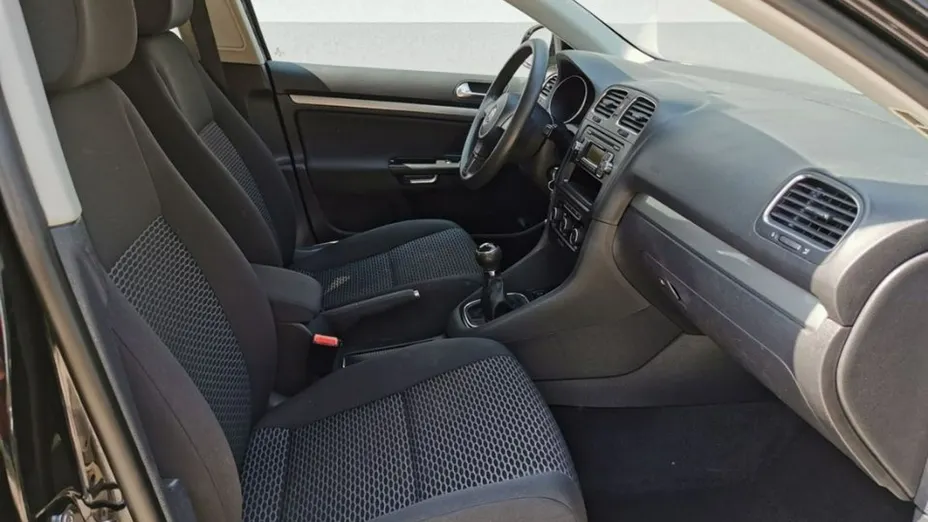 VOLKSWAGEN Golf -