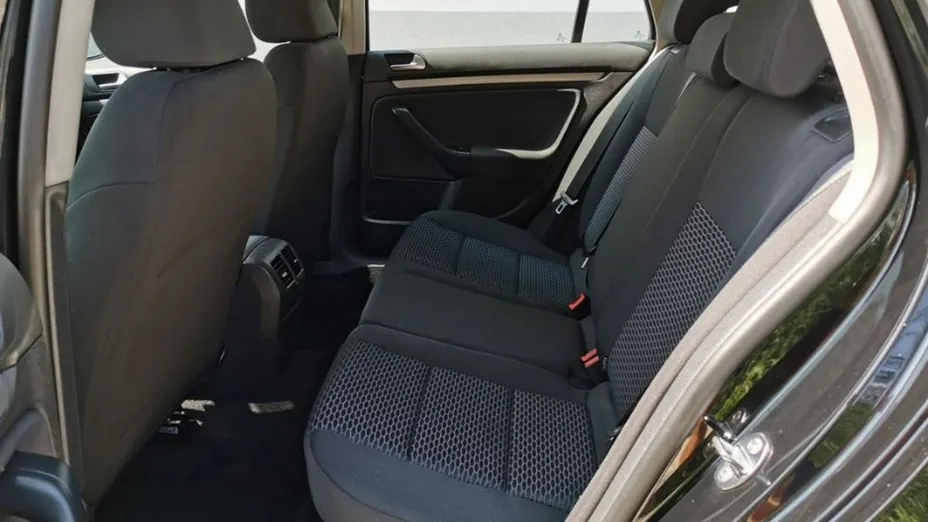 VOLKSWAGEN Golf -