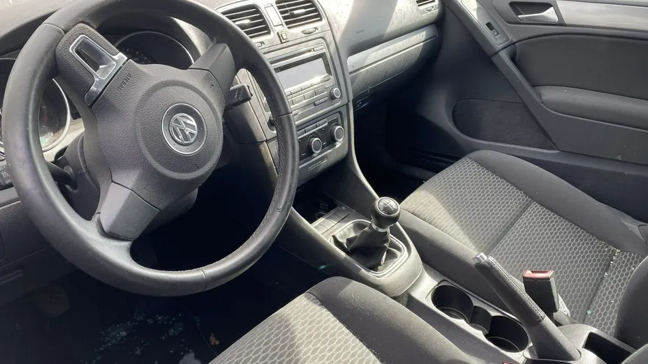 VOLKSWAGEN Golf -
