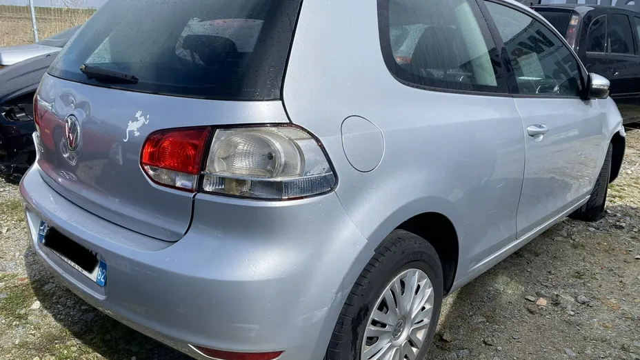 VOLKSWAGEN Golf -