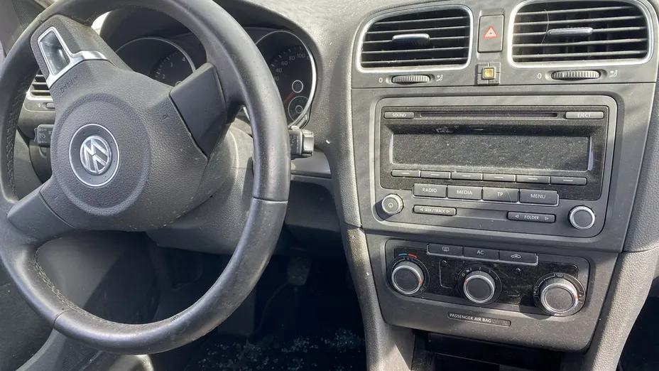 VOLKSWAGEN Golf -