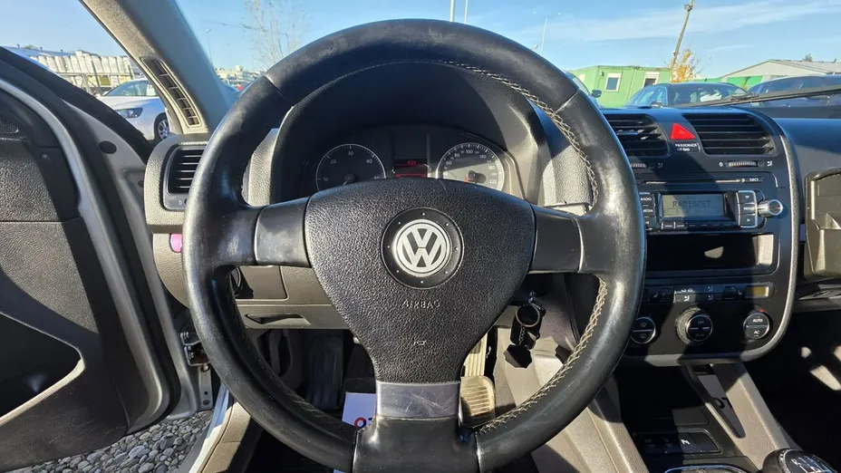 VOLKSWAGEN Golf -