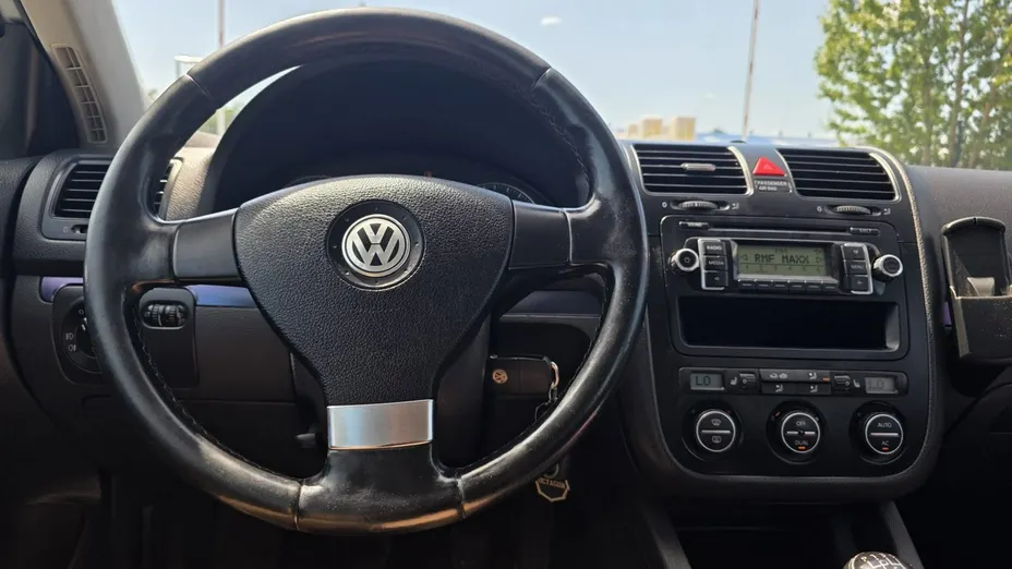 VOLKSWAGEN Golf -