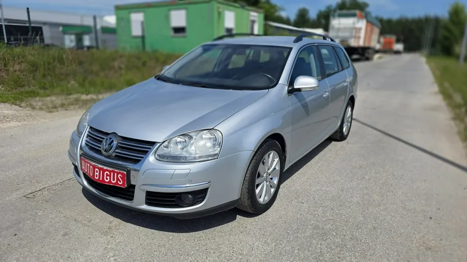 VOLKSWAGEN Golf -