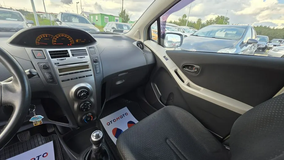 TOYOTA Yaris -