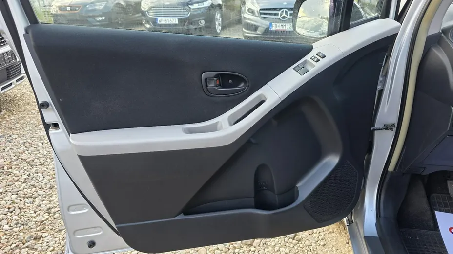 TOYOTA Yaris -