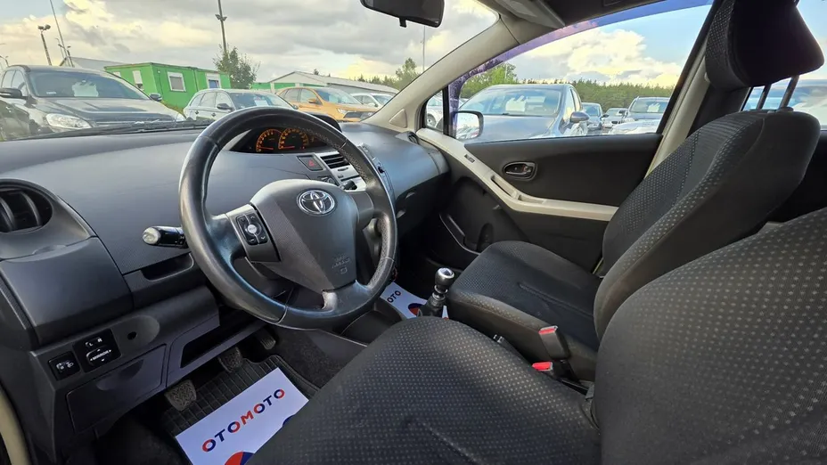 TOYOTA Yaris -