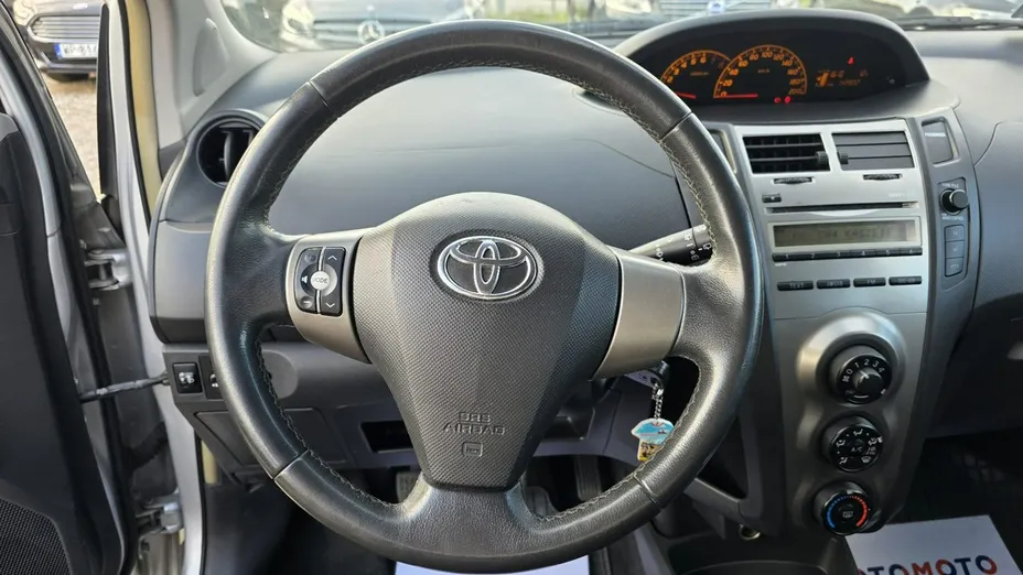 TOYOTA Yaris -