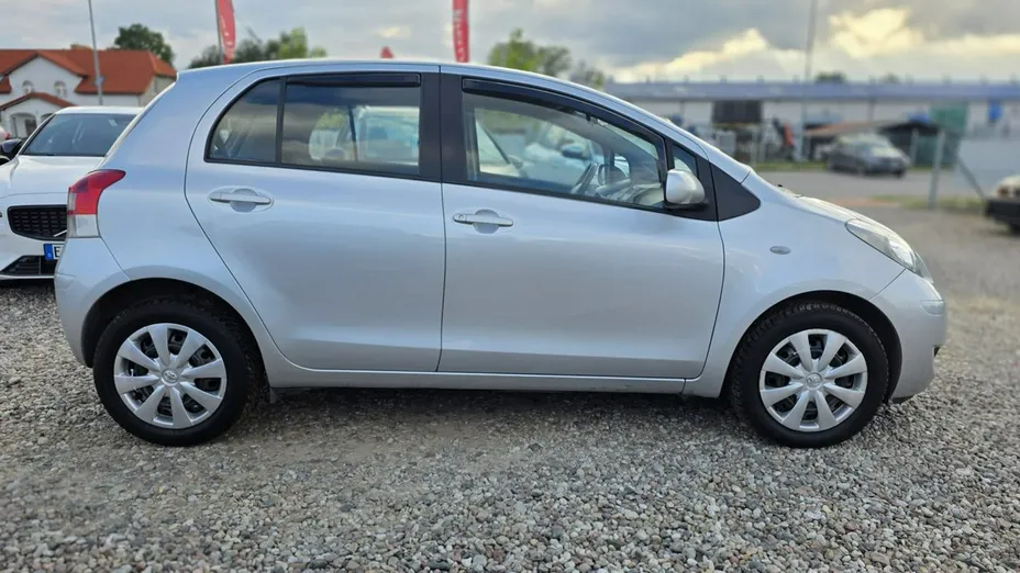 TOYOTA Yaris -