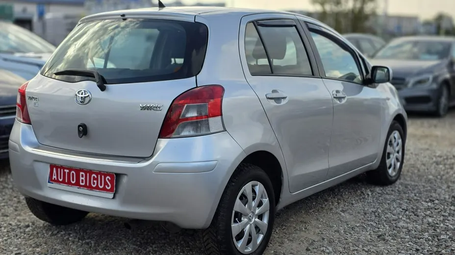 TOYOTA Yaris -