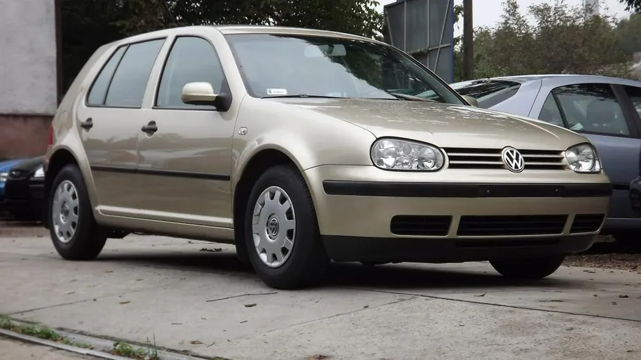 VOLKSWAGEN Golf -
