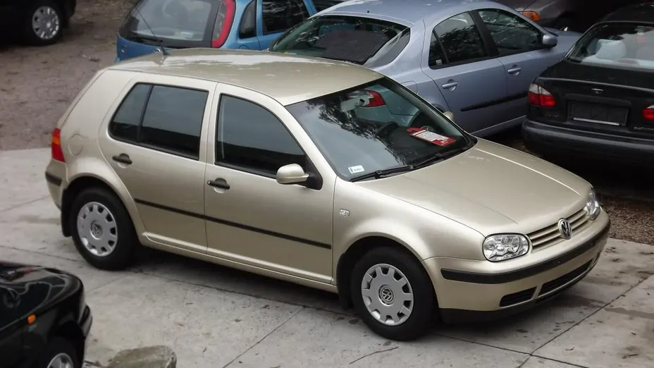 VOLKSWAGEN Golf -