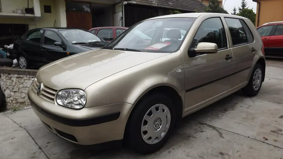 VOLKSWAGEN Golf -