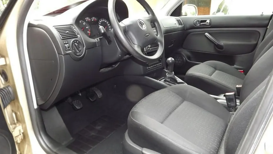 VOLKSWAGEN Golf -